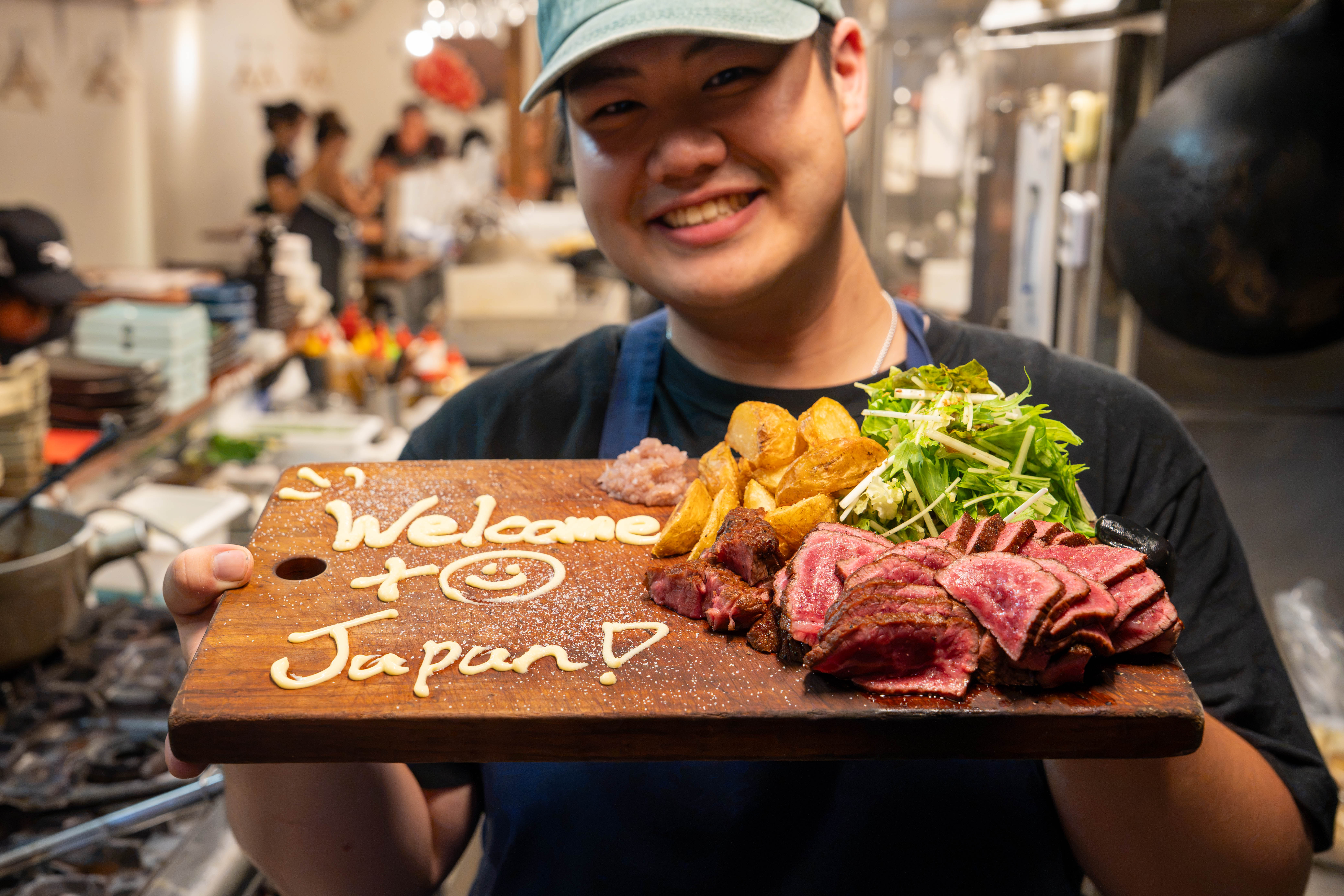 源兵衛スタッフがWelcomeプレートを持つ様子