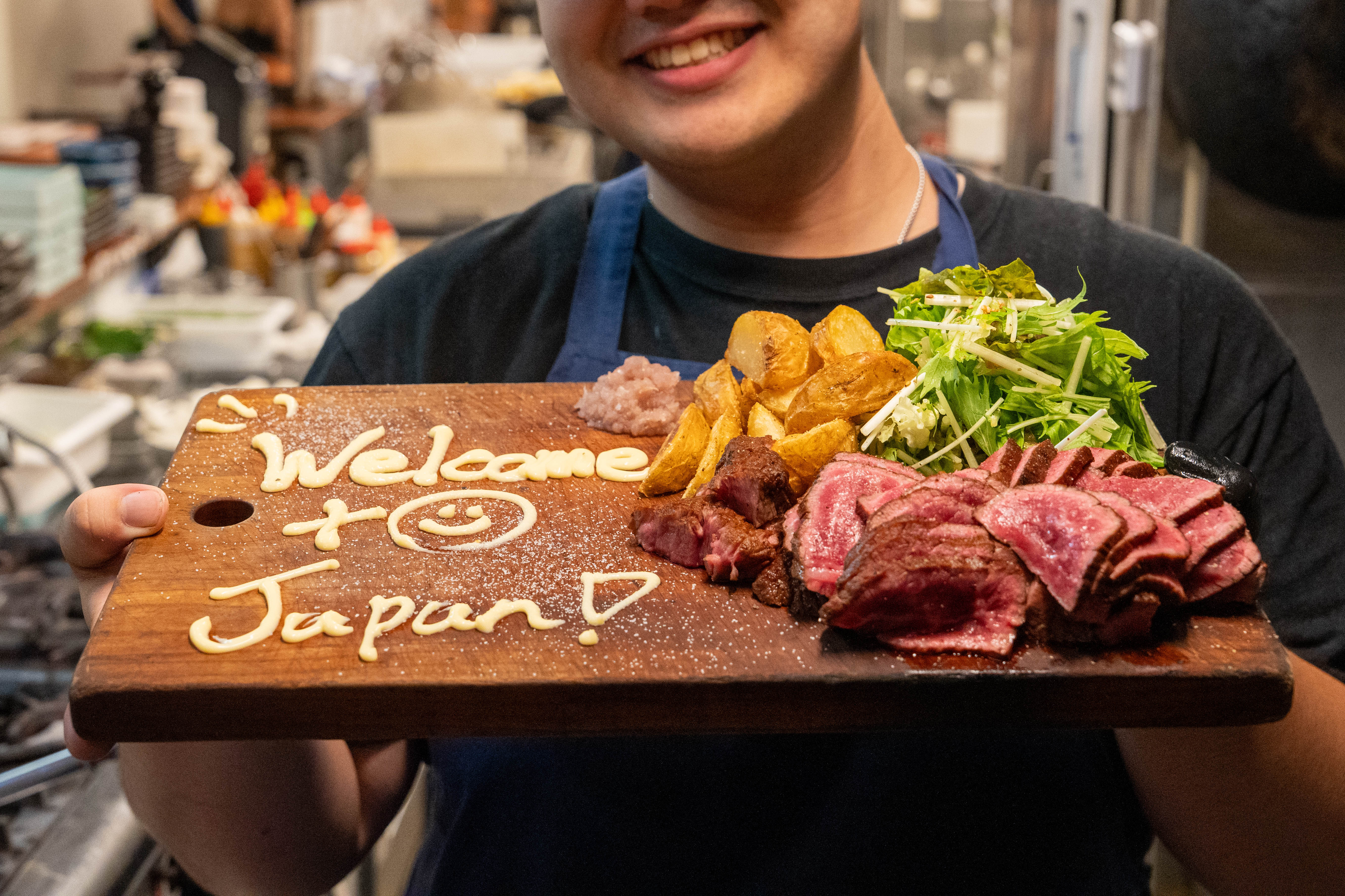 源兵衛 Welcome to Japanのメッセージが書かれたお肉の盛り合わせ