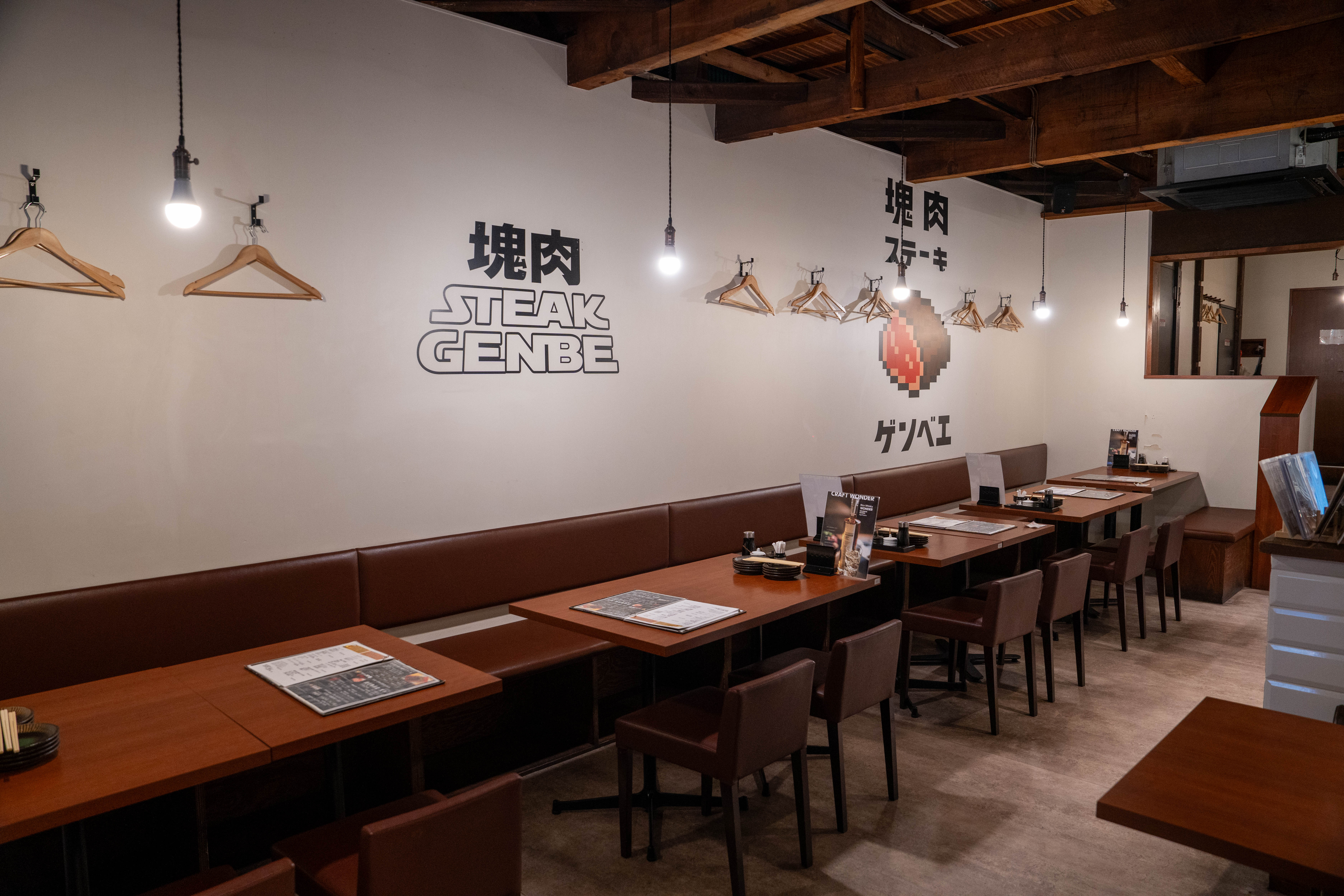 大衆肉食堂 源兵衛 なんば店 2階のテーブル席